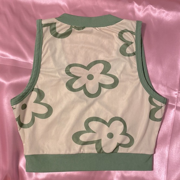 Y2K Green Floral Crop Top With Cooling Fabric - Picture 2 of 3